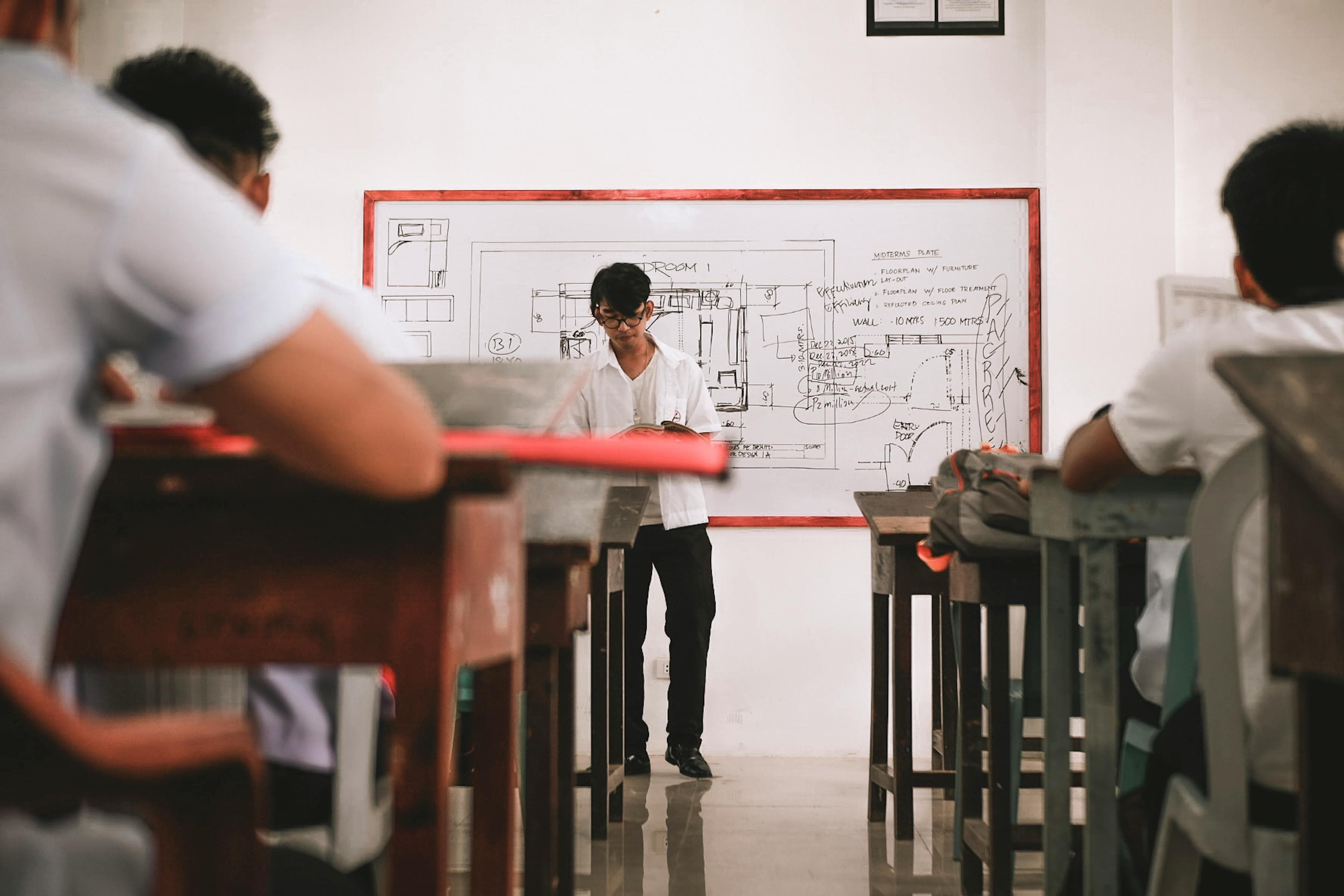 Estudantes interagindo em sala de aula